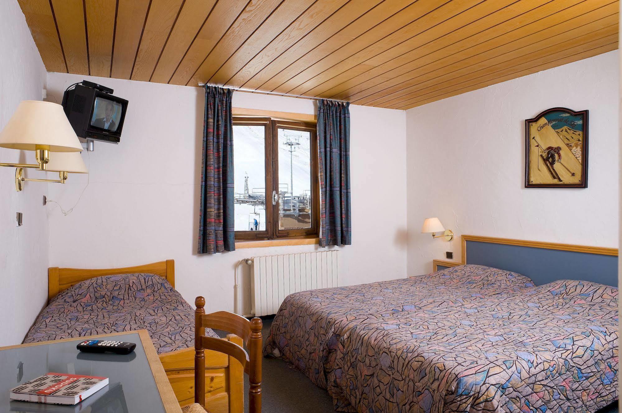 Madame Vacances Hotel Le Christina Alpe d'Huez Exterior photo