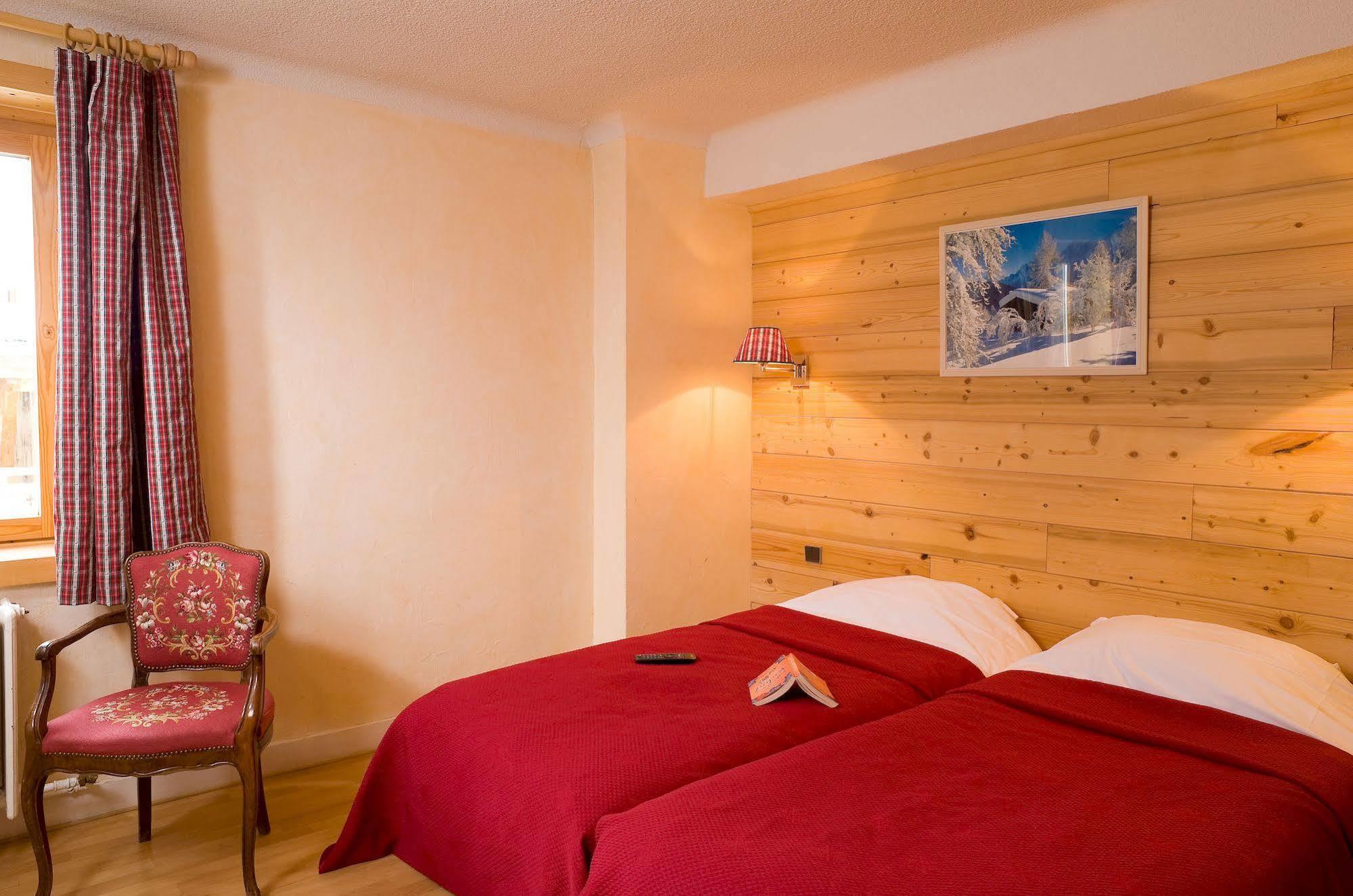 Madame Vacances Hotel Le Christina Alpe d'Huez Exterior photo