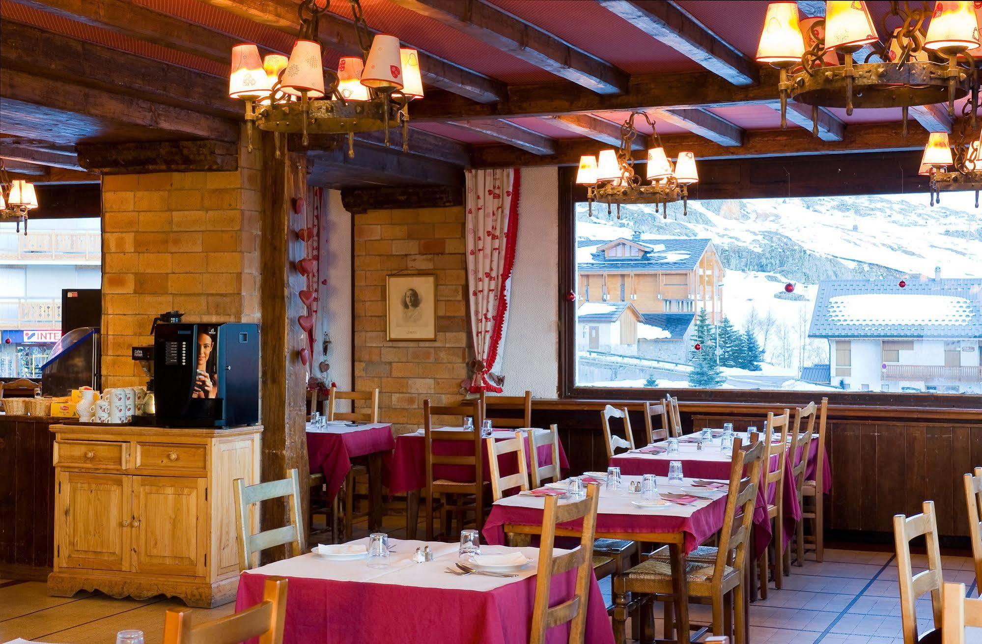 Madame Vacances Hotel Le Christina Alpe d'Huez Exterior photo